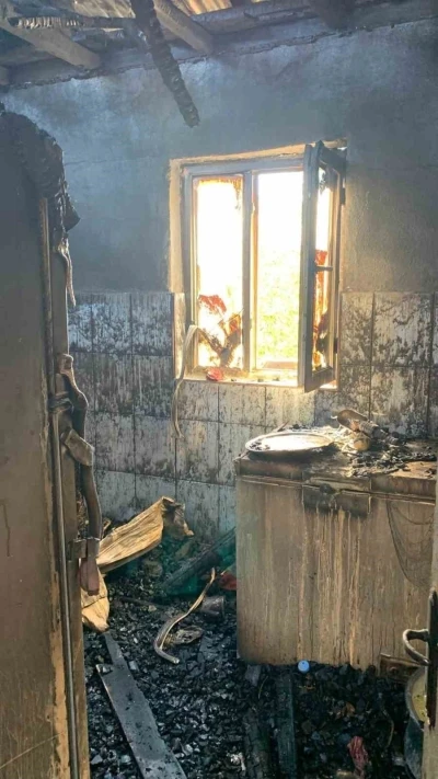 Elazığ’da bir ev yangında yanarak kül oldu
