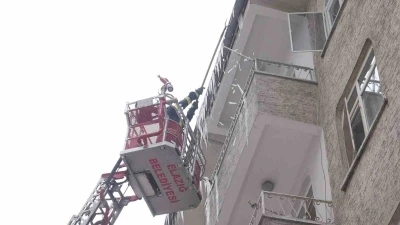 Elazığ&rsquo;da buz sarkıtları itfaiye ekiplerince temizleniyor
