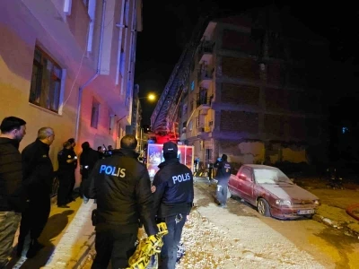 Elazığ’da çatı yangını: 1 kişi dumandan etkilendi
