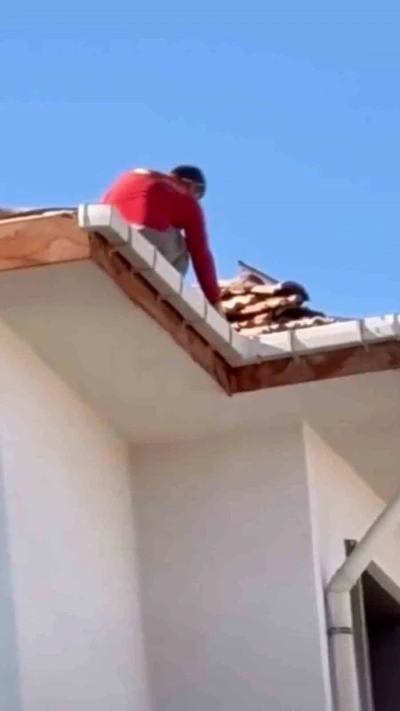 Elazığ’da çatıda tehlikeli çalışma
