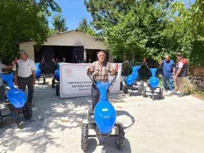 Elazığ&rsquo;da &ccedil;ift&ccedil;ilere &ccedil;apa makinesi dağıtıldı

