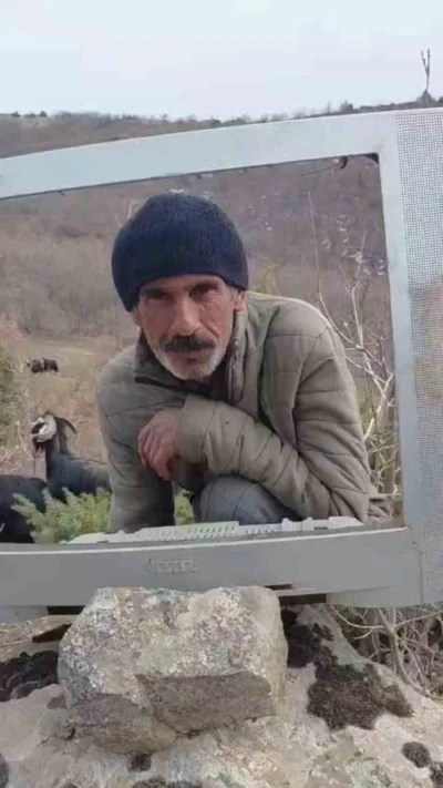 Elazığ&rsquo;da &ccedil;obanın "Televizyonlu" hava durumu sunumu tebess&uuml;m ettirdi
