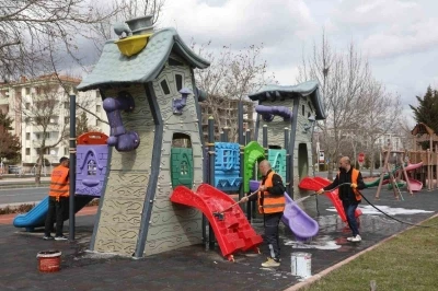 Elazığ&rsquo;da &ccedil;ocuk oyun alanları temizlendi
