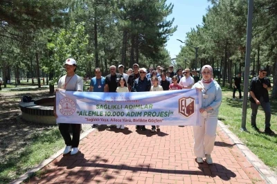 Elazığ&rsquo;da &ccedil;ocuklar ve gen&ccedil;ler, aileleriyle birlikte y&uuml;r&uuml;d&uuml;
