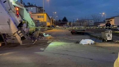 Elazığ&rsquo;da &ccedil;&ouml;p kamyonunun altında kalan iş&ccedil;i hayatını kaybetti
