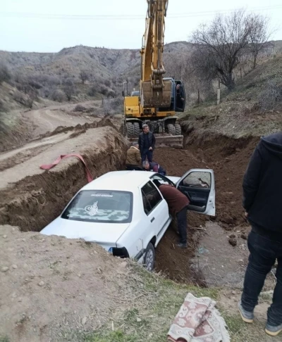 Elazığ&rsquo;da &ccedil;ukura d&uuml;şen ara&ccedil; kurtarıldı
