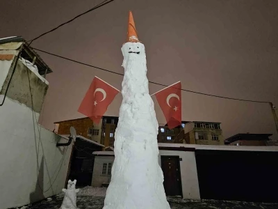 Elazığ&rsquo;da dev kardan adam g&ouml;renleri hayrete d&uuml;ş&uuml;rd&uuml;
