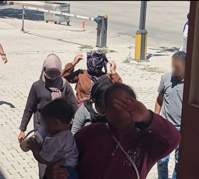 Elazığ&rsquo;da dilenci şebekesine operasyon: Kameralara el salladılar
