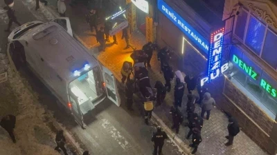 Elazığ&rsquo;da eğlence mekanında bı&ccedil;aklı ve sopalı kavga: 4 yaralı
