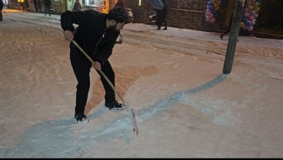 Elazığ&rsquo;da esnafın karla m&uuml;cadelesi
