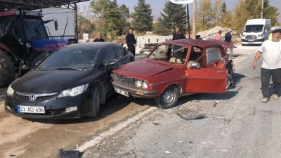 Elazığ'da feci kaza: Arabanın yarısı koptu! 1 ölü