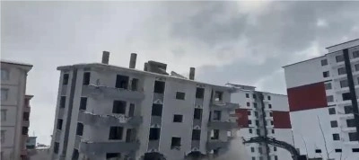 Elazığ&rsquo;da hasarlı bina iş makinesiyle yıkıldı