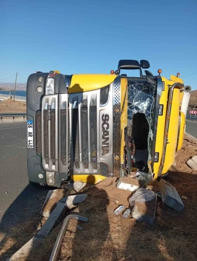 Elazığ&rsquo;da hayvan y&uuml;kl&uuml; tır devrildi: 2 yaralı
