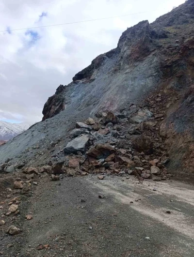 Elazığ&rsquo;da heyelan yolu kapadı
