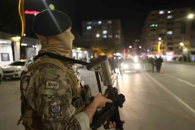 Elazığ&rsquo;da &rsquo;Huzur&rsquo; uygulaması: İl Emniyet M&uuml;d&uuml;r&uuml; Karan sahaya inerek denetimlere katıldı
