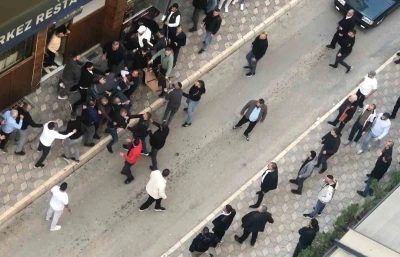 Elazığ’da iki grup arasında kavga: Masa ve sandalyeler havada uçuştu
