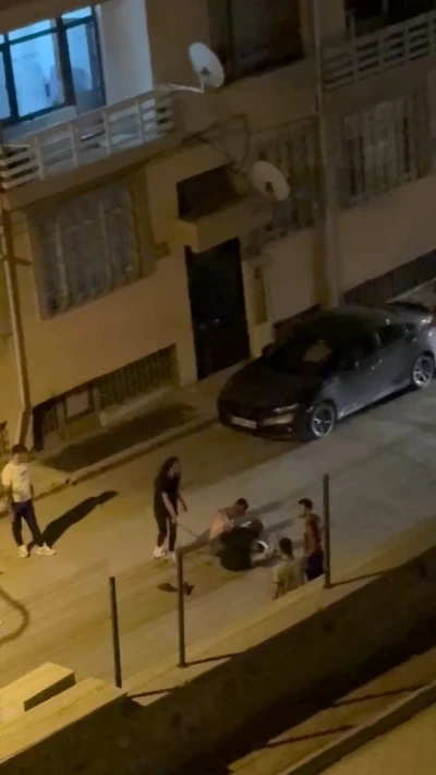 Elazığ&rsquo;da iki kadın ile bir şahsın sokak ortasındaki kavgası kamerada
