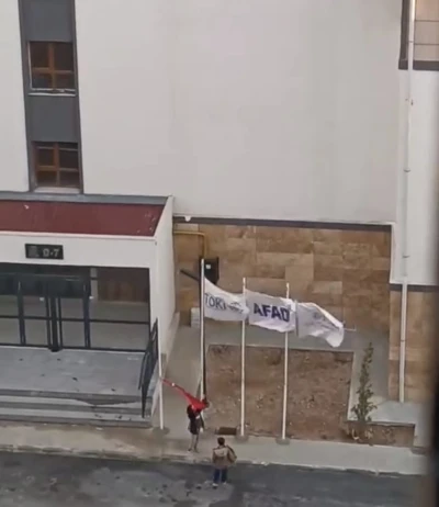Elazığ&rsquo;da iki k&uuml;&ccedil;&uuml;k kalpten T&uuml;rk bayrağına b&uuml;y&uuml;k vefa
