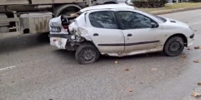 Elazığ&rsquo;da iki otomobil &ccedil;arpıştı: 1&rsquo;i ağır 2 yaralı
