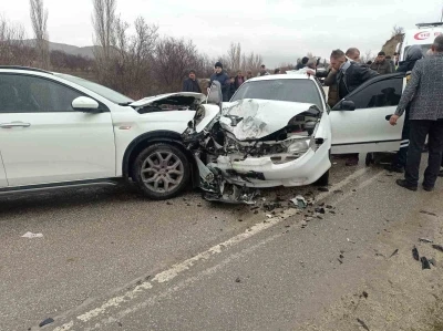 Elazığ&rsquo;da iki otomobil &ccedil;arpıştı: 9 yaralı
