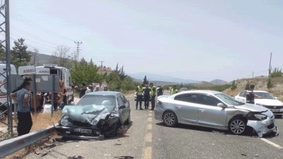 Elazığ'da iki otomobil çarpıştı! Yaralılar var