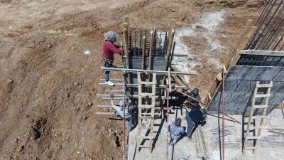 Elazığ&rsquo;da inşaat iş&ccedil;ilerinin sıcak havalarda ekmek m&uuml;cadelesi
