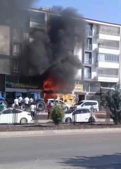 Elazığ&rsquo;da iş yeri alevlere teslim oldu
