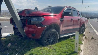 Elazığ&rsquo;da kamyonet direğe &ccedil;arptı: 1 yaralı
