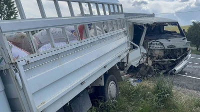 Elazığ&rsquo;da kamyonetler &ccedil;arpıştı: 2 yaralı
