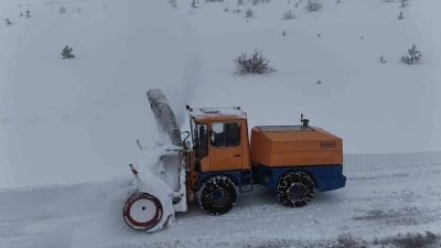 Elazığ&rsquo;da kapalı 8 k&ouml;y yolunda &ccedil;alışmalar s&uuml;r&uuml;yor
