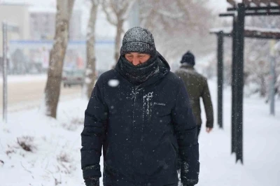 Elazığ&rsquo;da kar yağışı etkisini s&uuml;rd&uuml;r&uuml;yor
