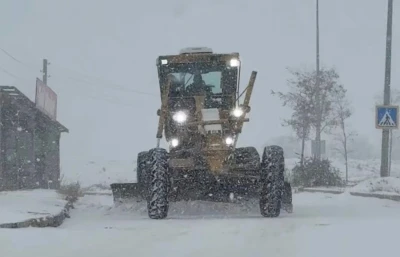 Elazığ&rsquo;da kar yağışıyla birlikte, belediye ekipleri &ccedil;alışmalara başladı
