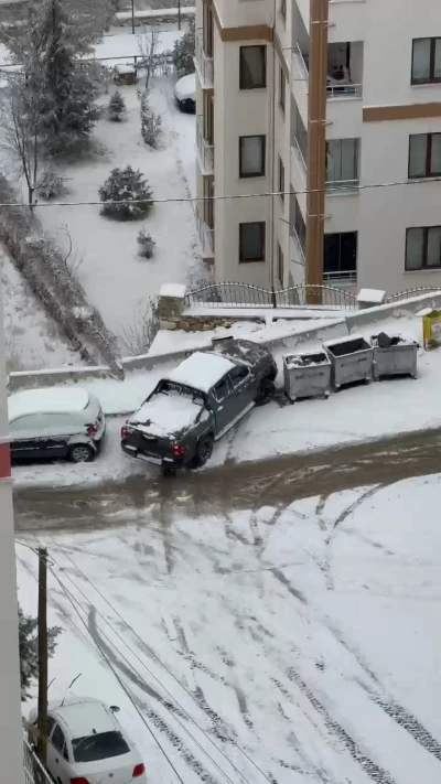 Elazığ&rsquo;da karda kayan ara&ccedil;lar kameraya yansıdı
