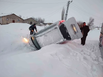 Elazığ&rsquo;da karda kayan hafif ticari ara&ccedil; devrildi: 2 yaralı
