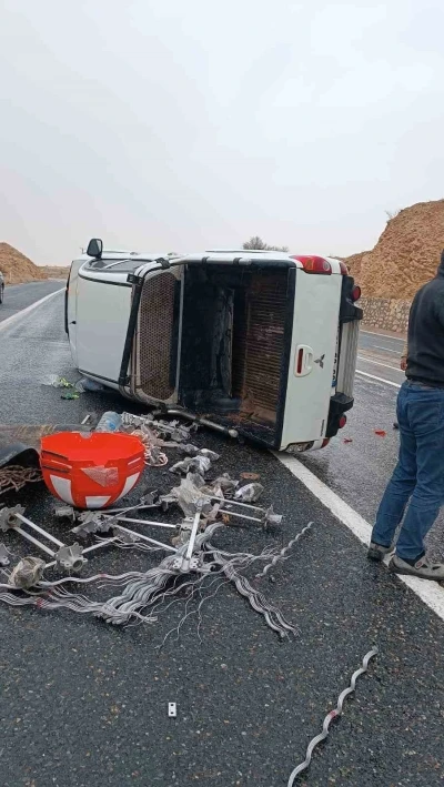Elazığ’da kaygan yolda kamyonet devrildi
