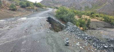 Elazığ’da köy yolunda çökme meydana geldi
