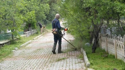 Elazığ&rsquo;da Kurban Bayramı &ouml;ncesinde, mezarlıklarda temizlik &ccedil;alışmaları s&uuml;r&uuml;yor
