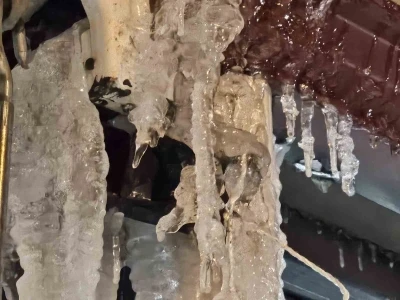 Elazığ&rsquo;da metrelerce buz sarkıtı oluştu
