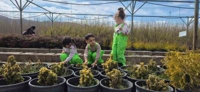 Elazığ&rsquo;da minik &ouml;ğrenciler fidanlıkta doğayla buluştu
