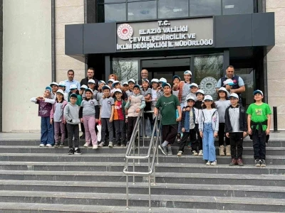 Elazığ&rsquo;da minikler topladıkları kapakları &ccedil;evre i&ccedil;in teslim etti
