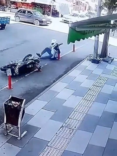 Elazığ&rsquo;da motosiklet kazası kamerada

