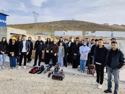 Elazığ&rsquo;da &ouml;ğrencilere temel arama ve kurtarma eğitimi verildi
