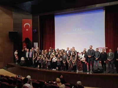 Elazığ&rsquo;da &ouml;ğretmen, veli ve &ouml;ğrencilerden oluşan koro b&uuml;y&uuml;k beğeni topladı
