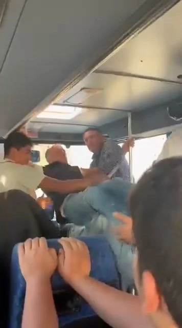 Elazığ’da otobüs şoförü ile yolcunun tekme tokatlı kavgası kamerada
