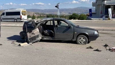 Elazığ&rsquo;da otomobil, aydınlatma direğine &ccedil;arptı: 1&rsquo;i ağır 3 yaralı
