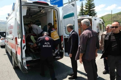 Elazığ&rsquo;da otomobil aydınlatma direğine &ccedil;arptı: 1&rsquo;i bebek 4 yaralı
