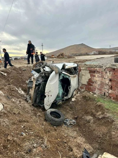 Elazığ&rsquo;da otomobil aydınlatma direğine &ccedil;arptı: 2 yaralı

