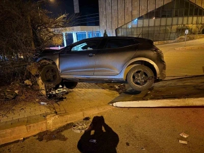 Elazığ&rsquo;da otomobil istinat duvarına &ccedil;arptı: 1 yaralı
