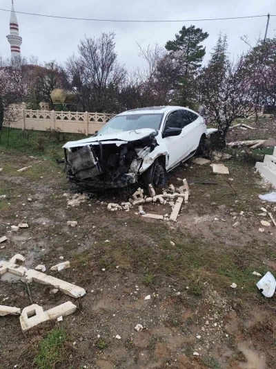 Elazığ&rsquo;da otomobil mezarlığa girdi: 2 yaralı
