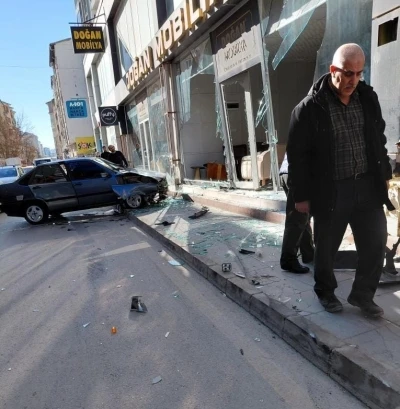 Elazığ&rsquo;da otomobil, mobilya mağazasına girdi
